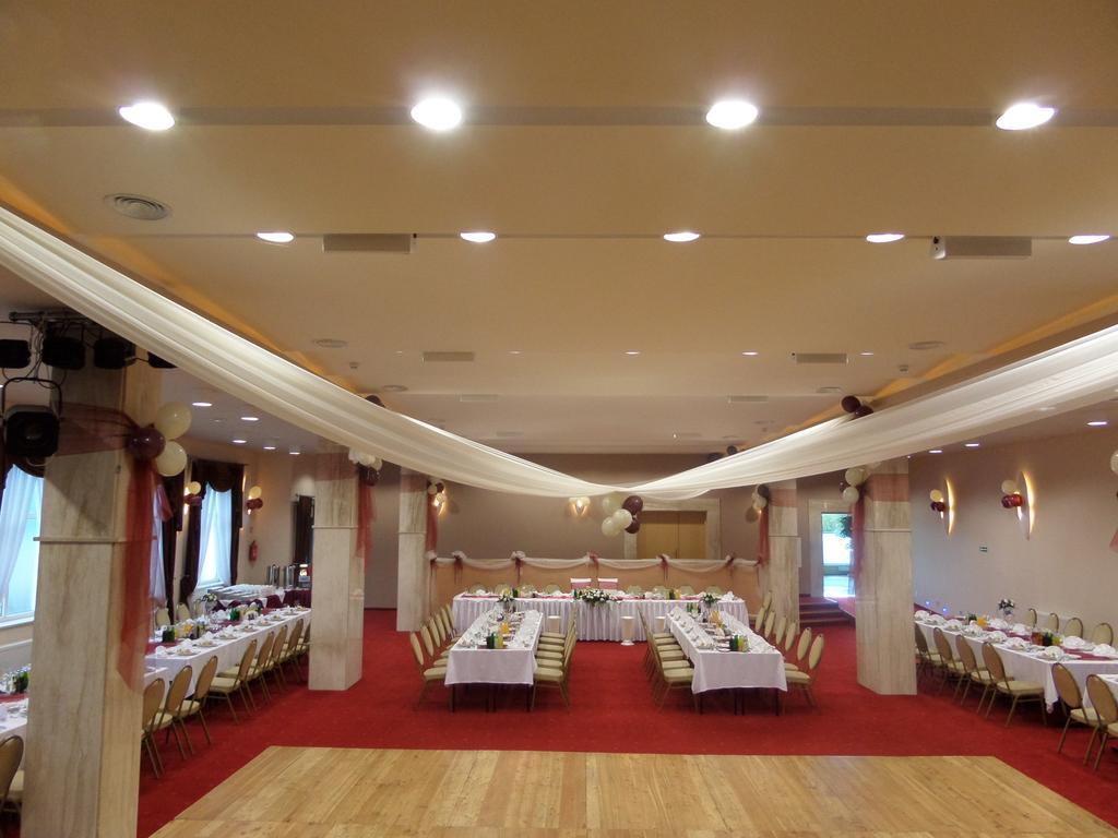 Hotel Imperium Pszczyna Bagian luar foto